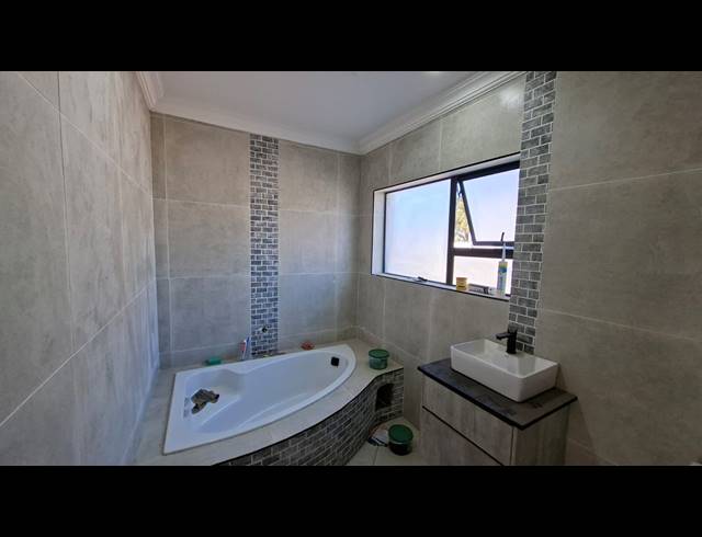 3 BEDROOM FREEHOLD TO LET IN MINNEBRON
